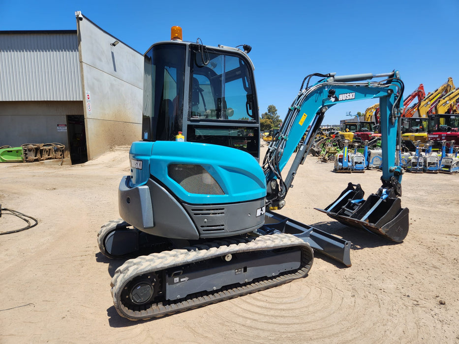 2020 TOYOTA HUSKI M-38U 3.6T EXCAVATOR WITH A/C CAB, TILT HITCH AND 80 HOURS