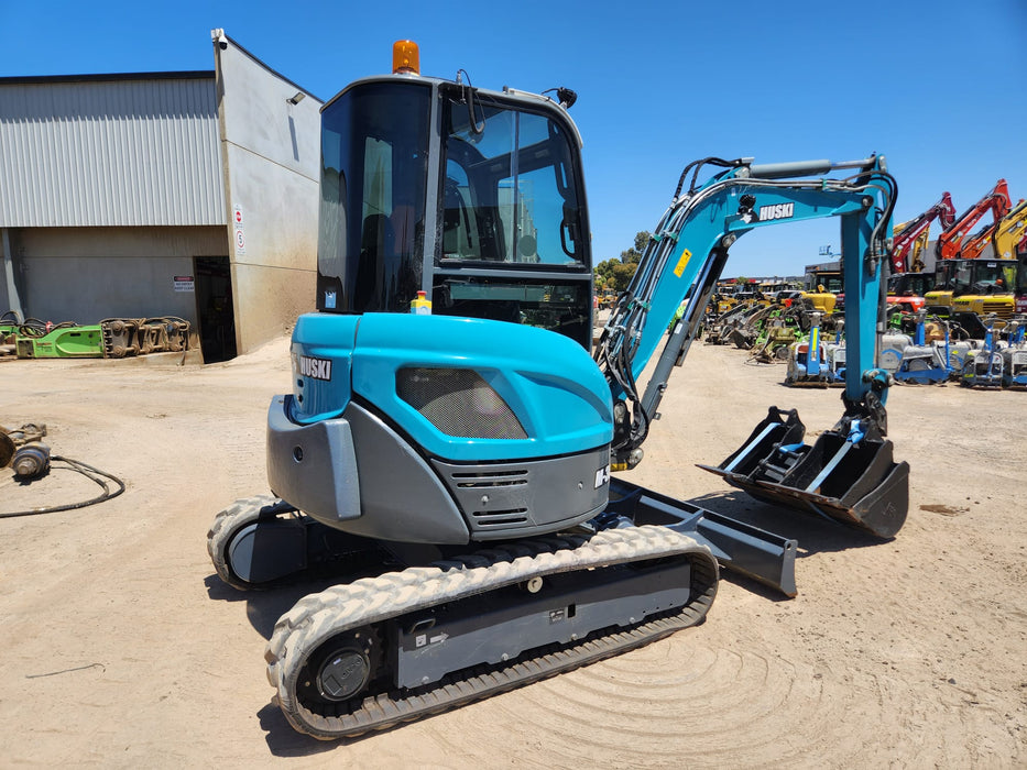 2020 TOYOTA HUSKI M-38U 3.6T EXCAVATOR WITH A/C CAB, TILT HITCH AND 80 HOURS