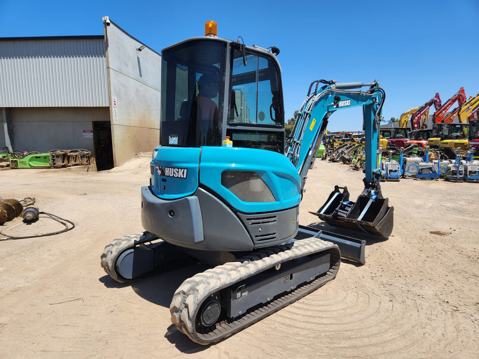 2020 TOYOTA HUSKI M-38U 3.6T EXCAVATOR WITH A/C CAB, TILT HITCH AND 80 HOURS