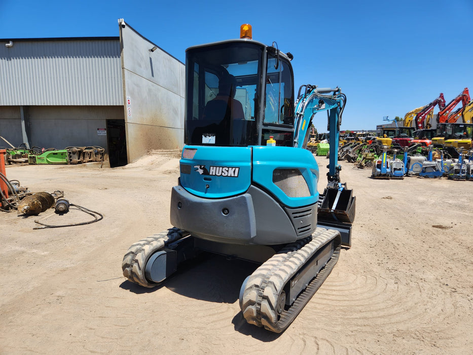 2020 TOYOTA HUSKI M-38U 3.6T EXCAVATOR WITH A/C CAB, TILT HITCH AND 80 HOURS