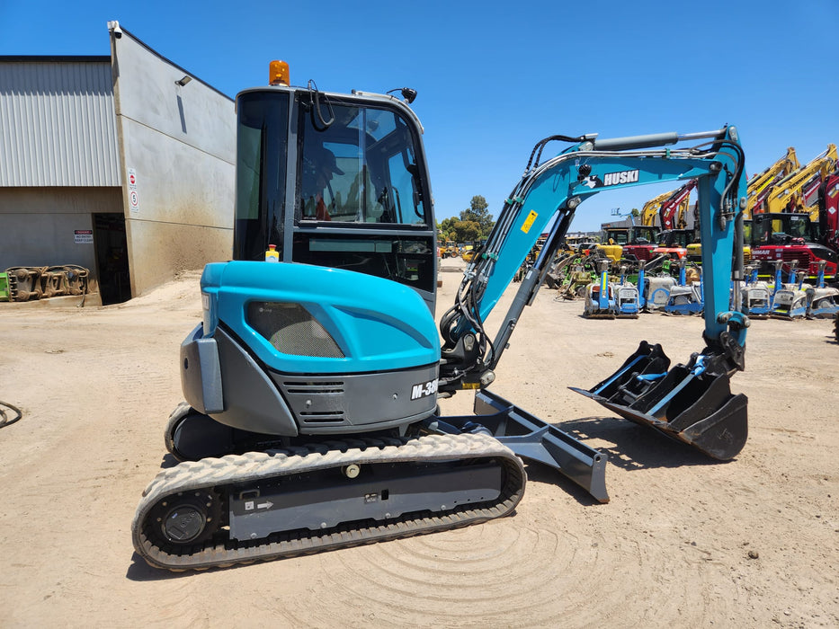 2020 TOYOTA HUSKI M-38U 3.6T EXCAVATOR WITH A/C CAB, TILT HITCH AND 80 HOURS