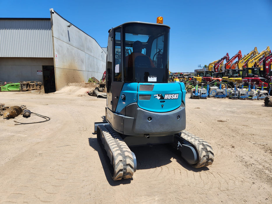 2020 TOYOTA HUSKI M-38U 3.6T EXCAVATOR WITH A/C CAB, TILT HITCH AND 80 HOURS