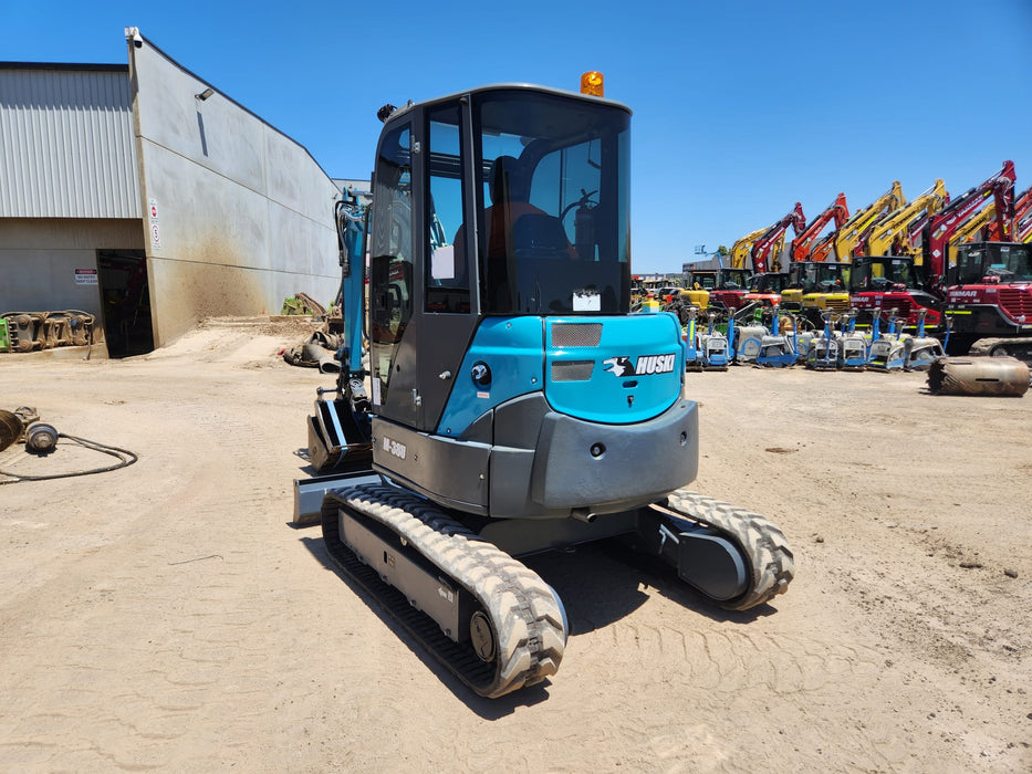 2020 TOYOTA HUSKI M-38U 3.6T EXCAVATOR WITH A/C CAB, TILT HITCH AND 80 HOURS