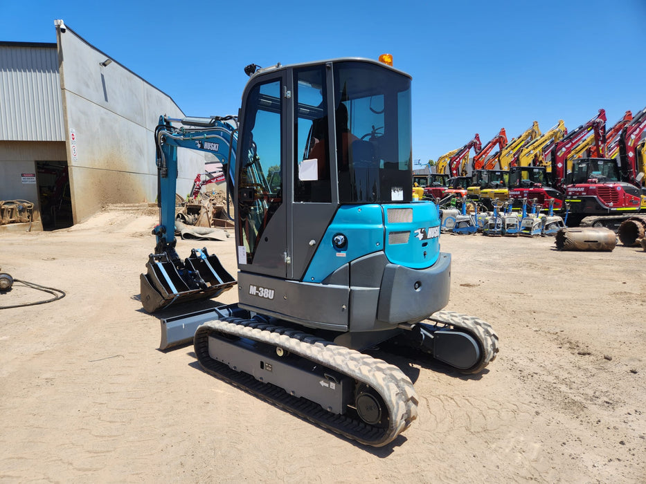 2020 TOYOTA HUSKI M-38U 3.6T EXCAVATOR WITH A/C CAB, TILT HITCH AND 80 HOURS