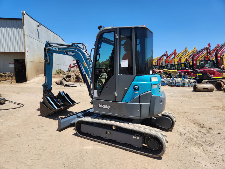 2020 TOYOTA HUSKI M-38U 3.6T EXCAVATOR WITH A/C CAB, TILT HITCH AND 80 HOURS