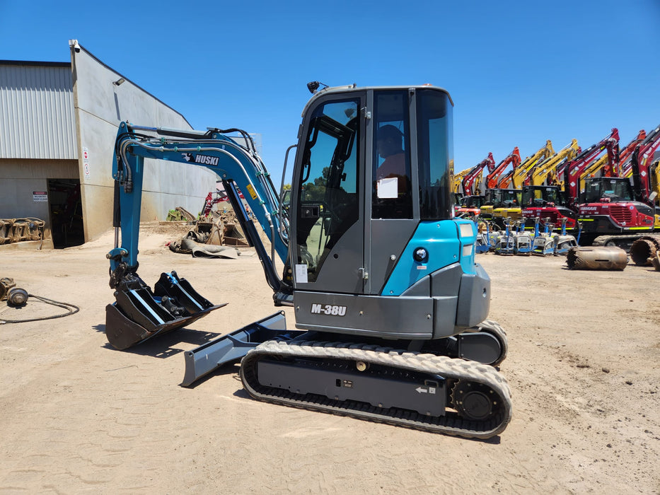 2020 TOYOTA HUSKI M-38U 3.6T EXCAVATOR WITH A/C CAB, TILT HITCH AND 80 HOURS