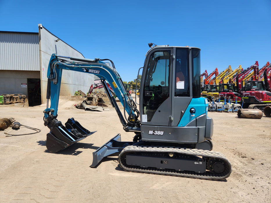 2020 TOYOTA HUSKI M-38U 3.6T EXCAVATOR WITH A/C CAB, TILT HITCH AND 80 HOURS