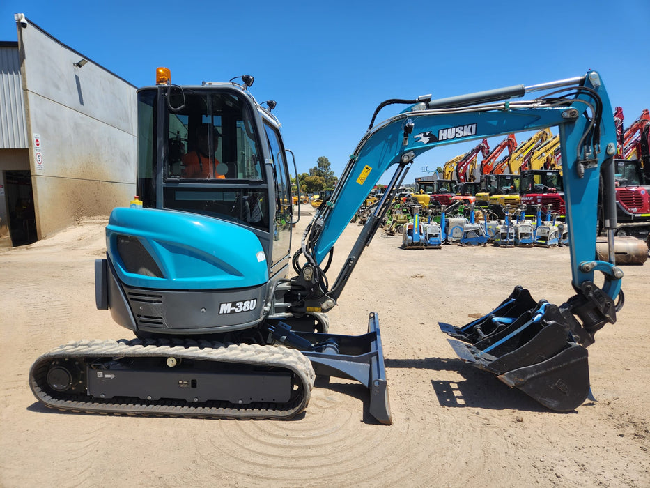 2020 TOYOTA HUSKI M-38U 3.6T EXCAVATOR WITH A/C CAB, TILT HITCH AND 80 HOURS