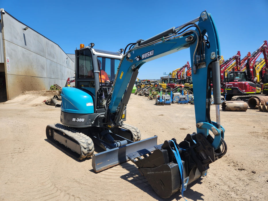 2020 TOYOTA HUSKI M-38U 3.6T EXCAVATOR WITH A/C CAB, TILT HITCH AND 80 HOURS