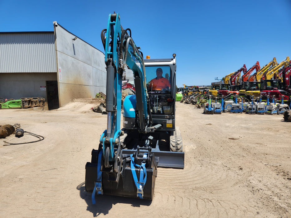 2020 TOYOTA HUSKI M-38U 3.6T EXCAVATOR WITH A/C CAB, TILT HITCH AND 80 HOURS