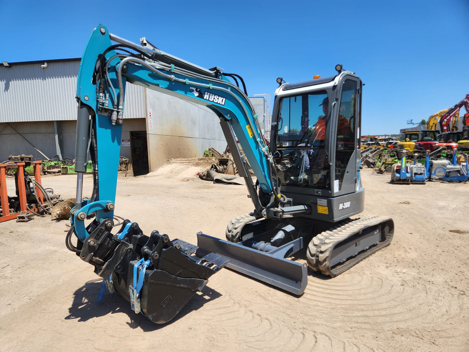 2020 TOYOTA HUSKI M-38U 3.6T EXCAVATOR WITH A/C CAB, TILT HITCH AND 80 HOURS