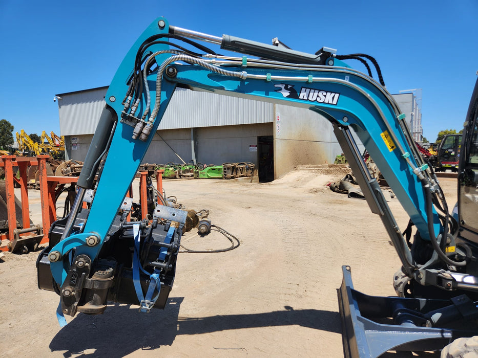 2020 TOYOTA HUSKI M-38U 3.6T EXCAVATOR WITH A/C CAB, TILT HITCH AND 80 HOURS