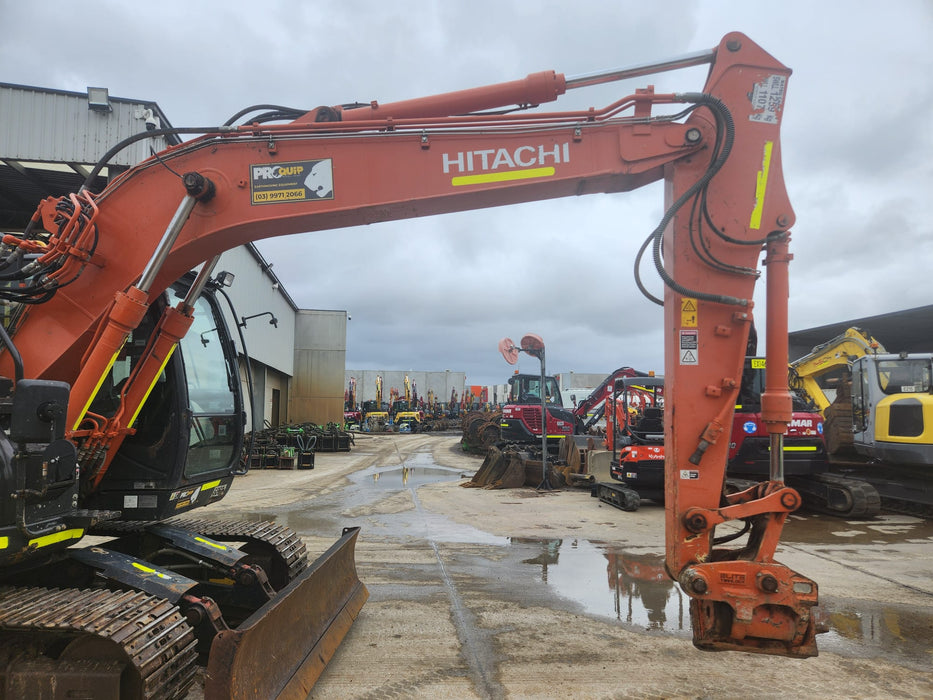 2020 HITACHI ZX135US-5 15T EXCAVATOR (E263) WITH TILT HITCH AND 3405HRS