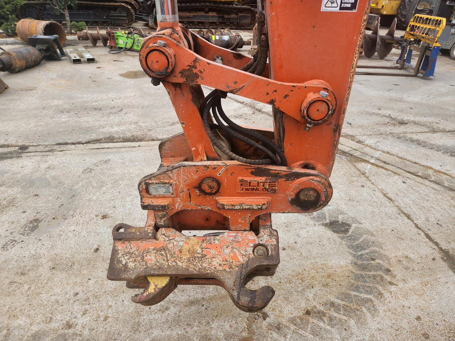 2020 HITACHI ZX135US-5 15T EXCAVATOR (E263) WITH TILT HITCH AND 3405HRS