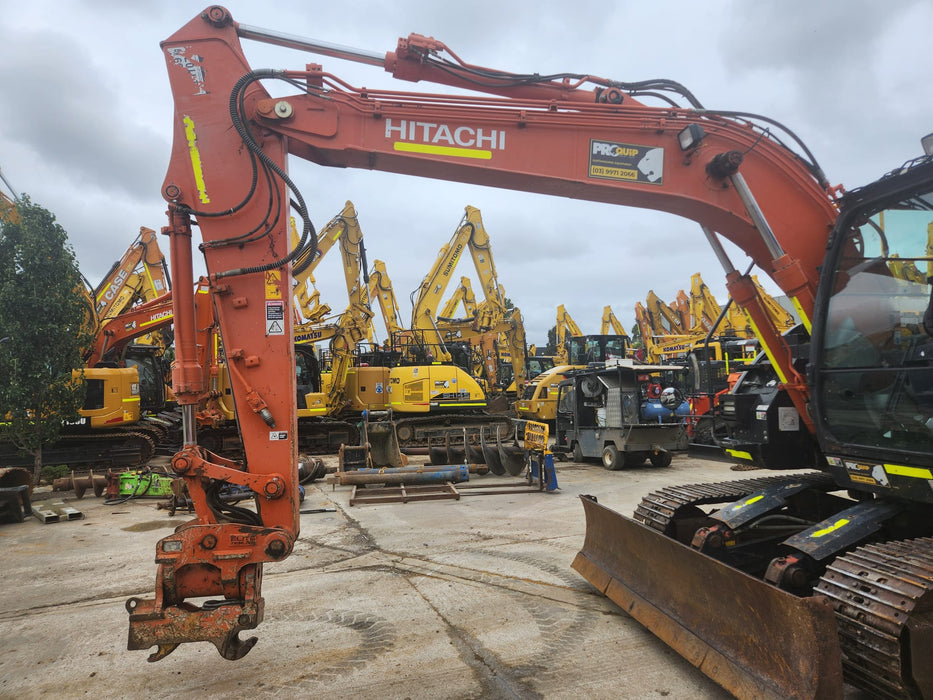 2020 HITACHI ZX135US-5 15T EXCAVATOR (E263) WITH TILT HITCH AND 3405HRS