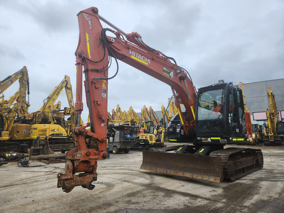 2020 HITACHI ZX135US-5 15T EXCAVATOR (E263) WITH TILT HITCH AND 3405HRS