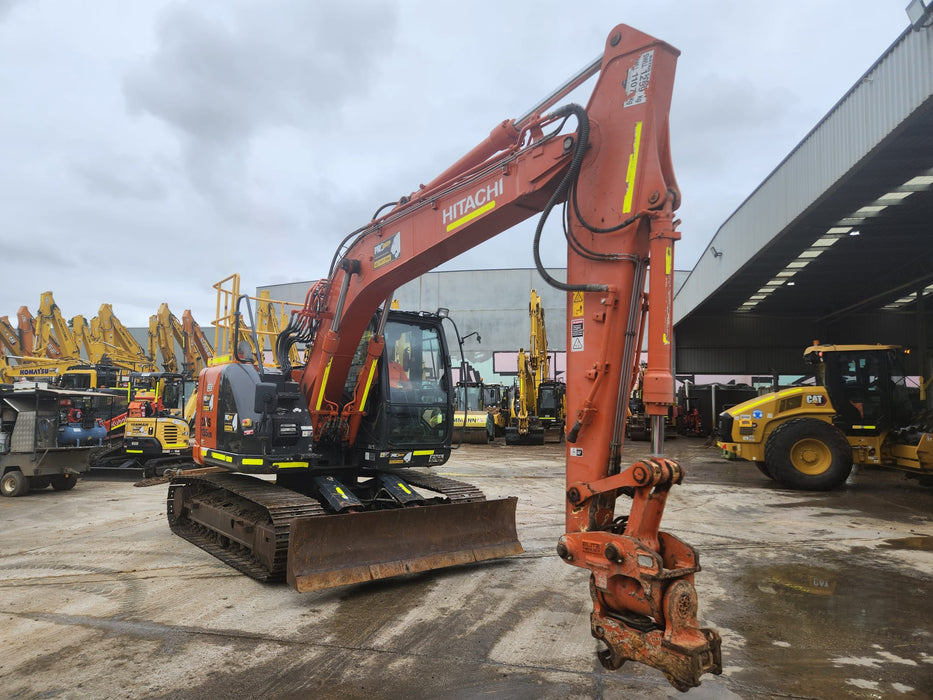 2020 HITACHI ZX135US-5 15T EXCAVATOR (E263) WITH TILT HITCH AND 3405HRS