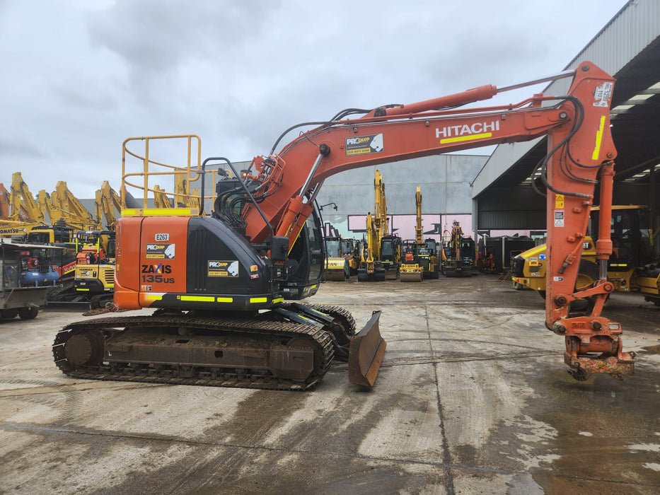 2020 HITACHI ZX135US-5 15T EXCAVATOR (E263) WITH TILT HITCH AND 3405HRS