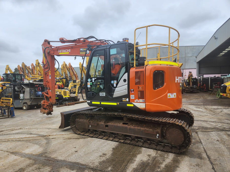 2020 HITACHI ZX135US-5 15T EXCAVATOR (E263) WITH TILT HITCH AND 3405HRS