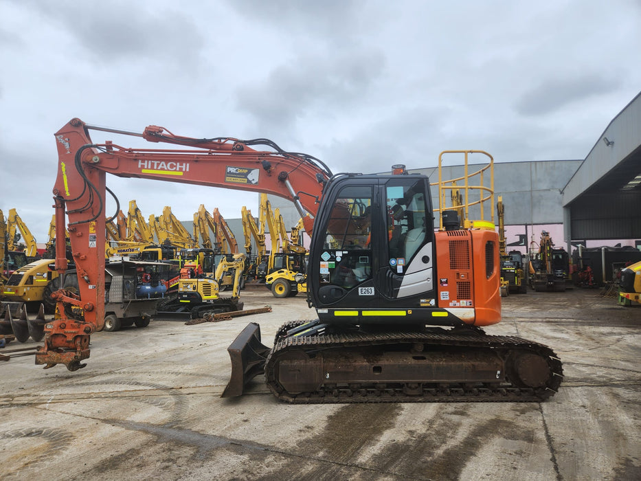 2020 HITACHI ZX135US-5 15T EXCAVATOR (E263) WITH TILT HITCH AND 3405HRS