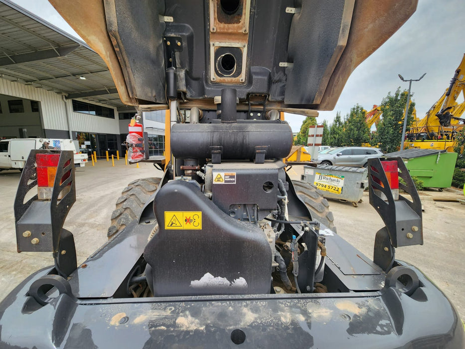 2020 CASE 621F 12T ARTIC WHEEL LOADER (L131) WITH HITCH, FORKS AND 2810 HOURS