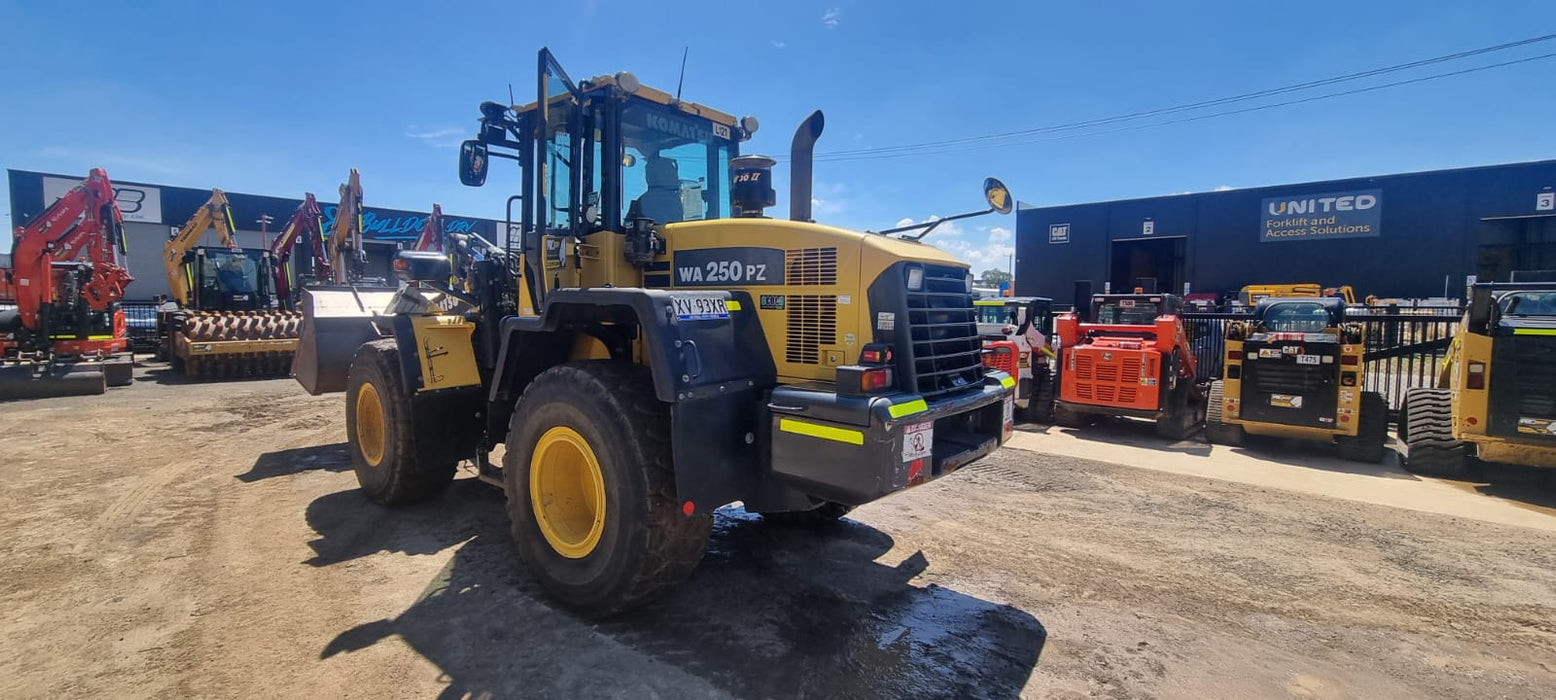 2019 KOMATSU WA250PZ-6 ARTIC WHEEL LOADER WITH HITCH, FORKS, 6850 HOURS