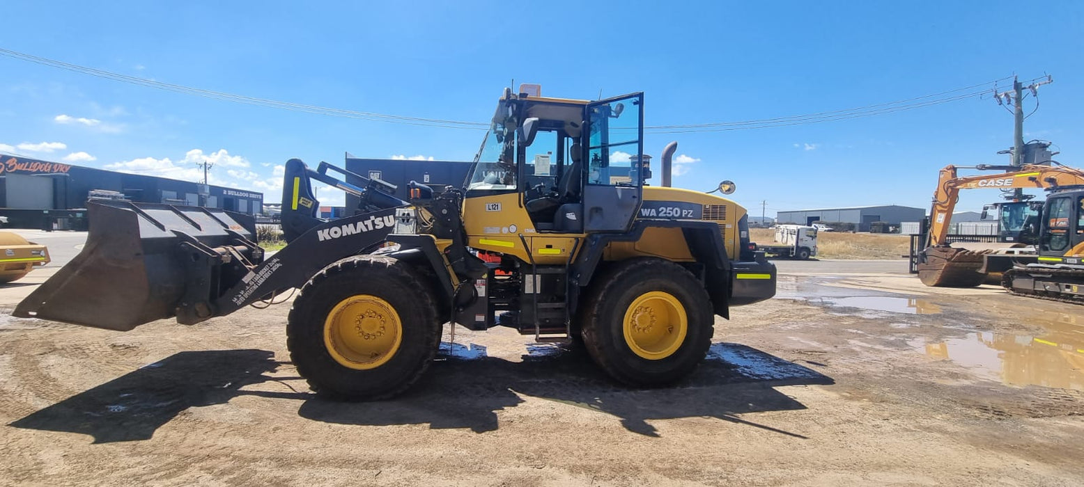 2019 KOMATSU WA250PZ-6 ARTIC WHEEL LOADER WITH HITCH, FORKS, 6850 HOURS