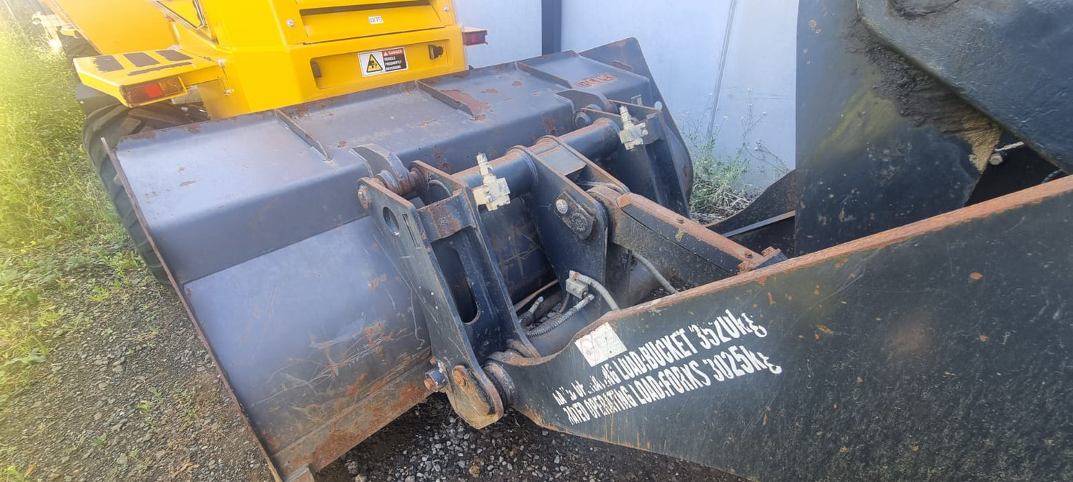 2019 KOMATSU WA250PZ-6 ARTIC WHEEL LOADER WITH HITCH, FORKS, 6850 HOURS