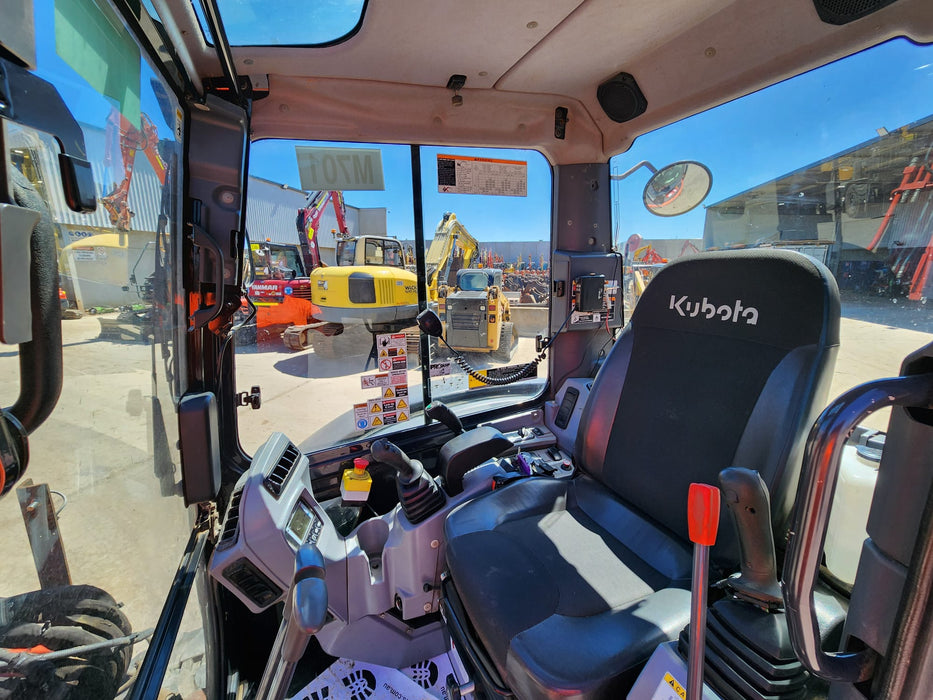 2021 KUBOTA U55-4 (M701) WITH FULL CAB, HITCH, BUCKETS,RAIL SPEC AND 1355 HRS