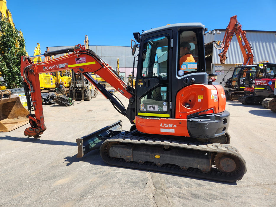 2021 KUBOTA U55-4 (M701) WITH FULL CAB, HITCH, BUCKETS,RAIL SPEC AND 1355 HRS