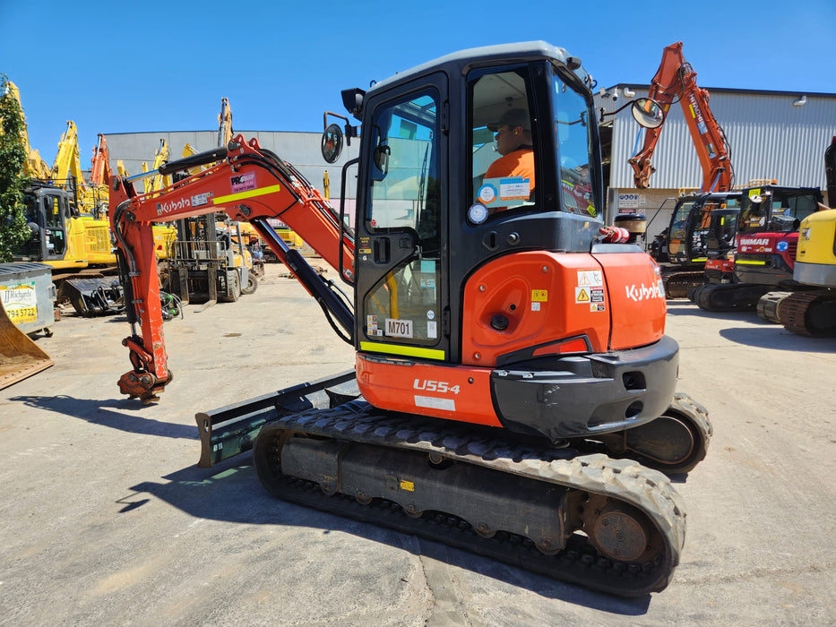 2021 KUBOTA U55-4 (M701) WITH FULL CAB, HITCH, BUCKETS,RAIL SPEC AND 1355 HRS