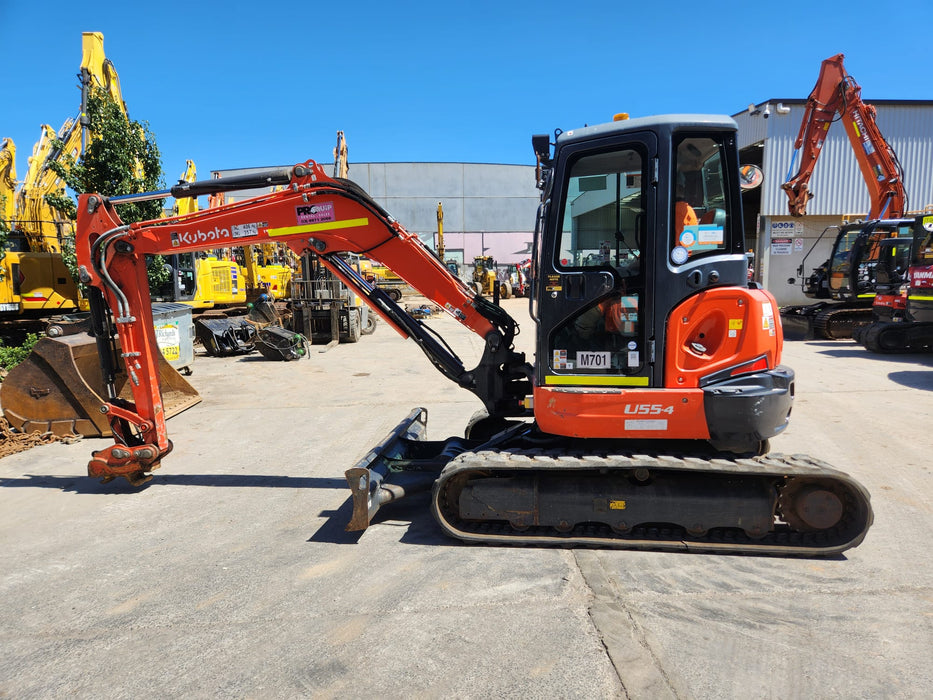 2021 KUBOTA U55-4 (M701) WITH FULL CAB, HITCH, BUCKETS,RAIL SPEC AND 1355 HRS