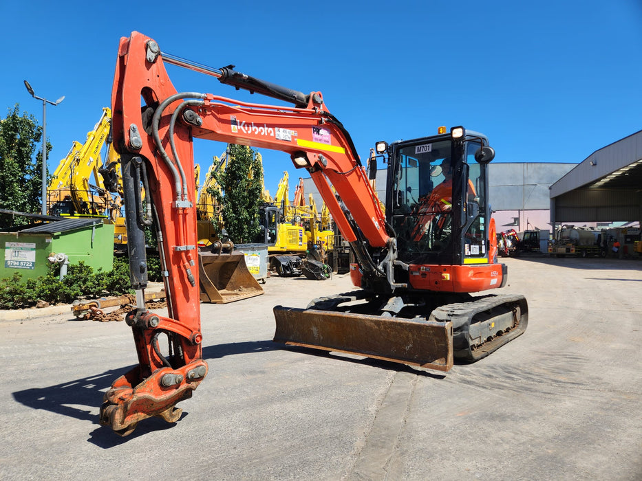 2021 KUBOTA U55-4 (M701) WITH FULL CAB, HITCH, BUCKETS,RAIL SPEC AND 1355 HRS