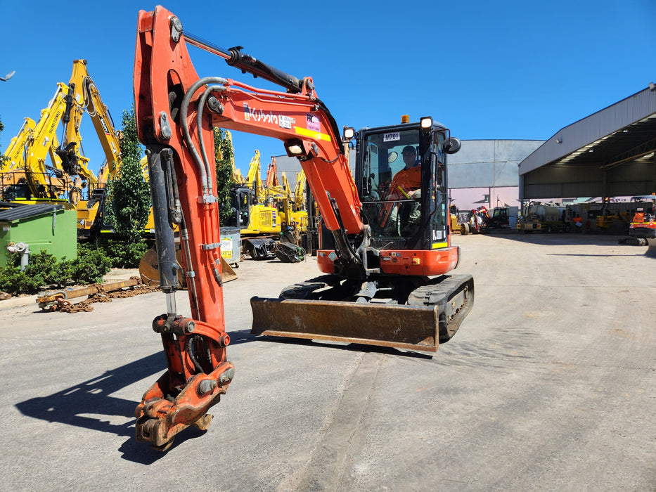 2021 KUBOTA U55-4 (M701) WITH FULL CAB, HITCH, BUCKETS,RAIL SPEC AND 1355 HRS