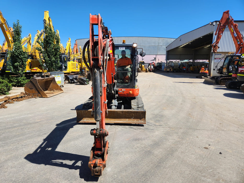 2021 KUBOTA U55-4 (M701) WITH FULL CAB, HITCH, BUCKETS,RAIL SPEC AND 1355 HRS