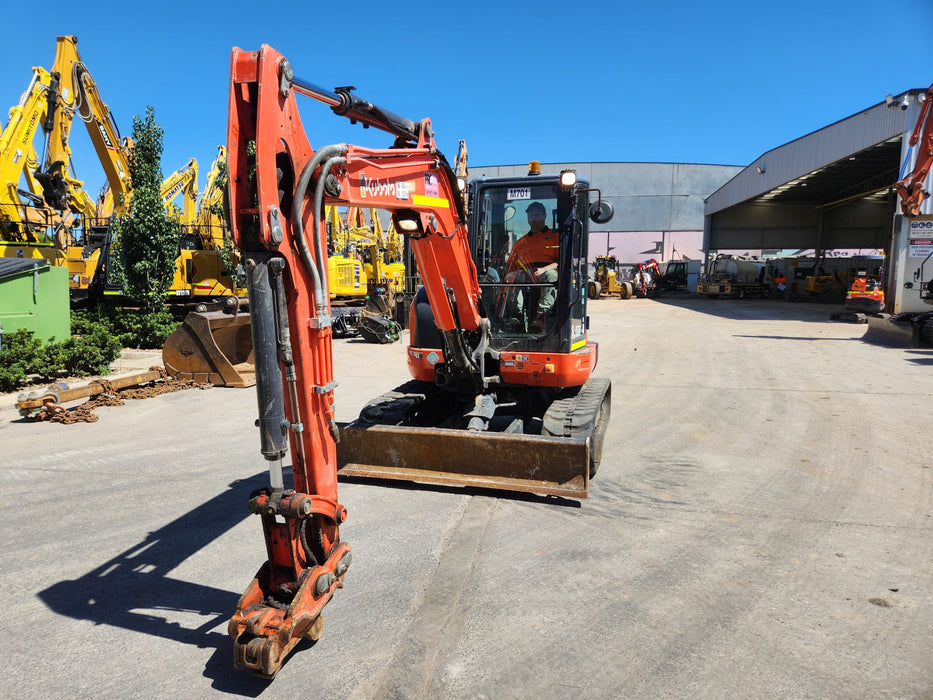 2021 KUBOTA U55-4 (M701) WITH FULL CAB, HITCH, BUCKETS,RAIL SPEC AND 1355 HRS