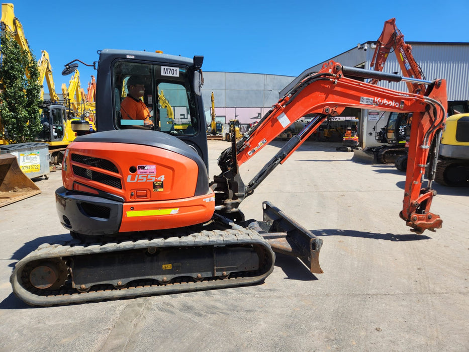 2021 KUBOTA U55-4 (M701) WITH FULL CAB, HITCH, BUCKETS,RAIL SPEC AND 1355 HRS