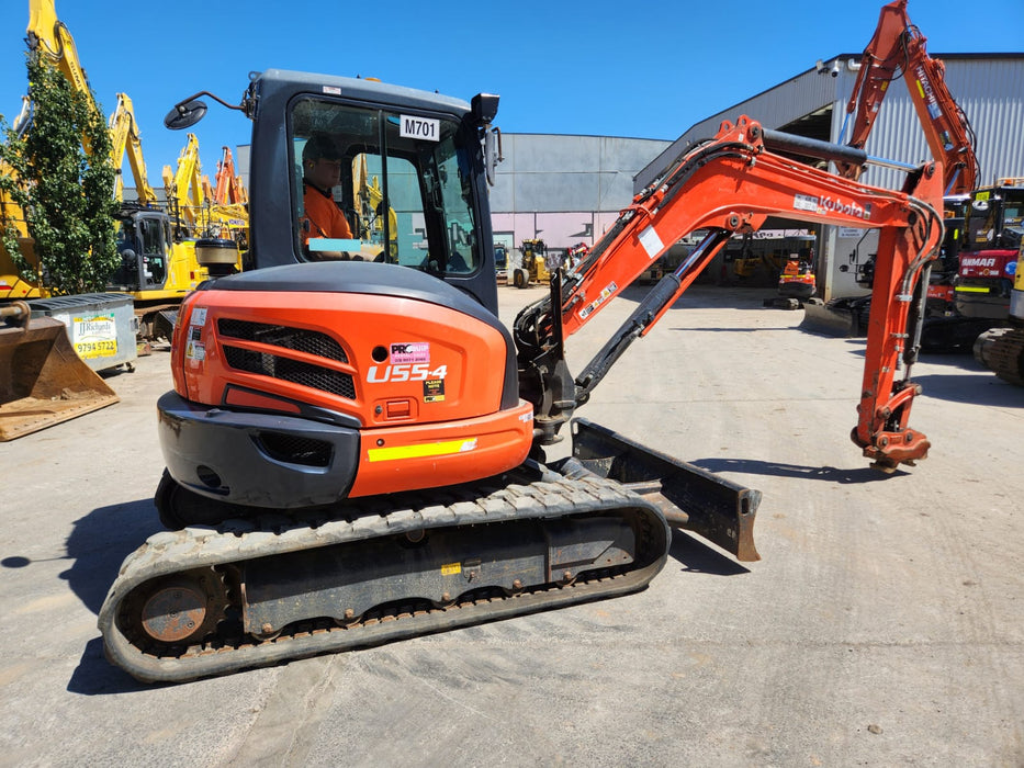 2021 KUBOTA U55-4 (M701) WITH FULL CAB, HITCH, BUCKETS,RAIL SPEC AND 1355 HRS