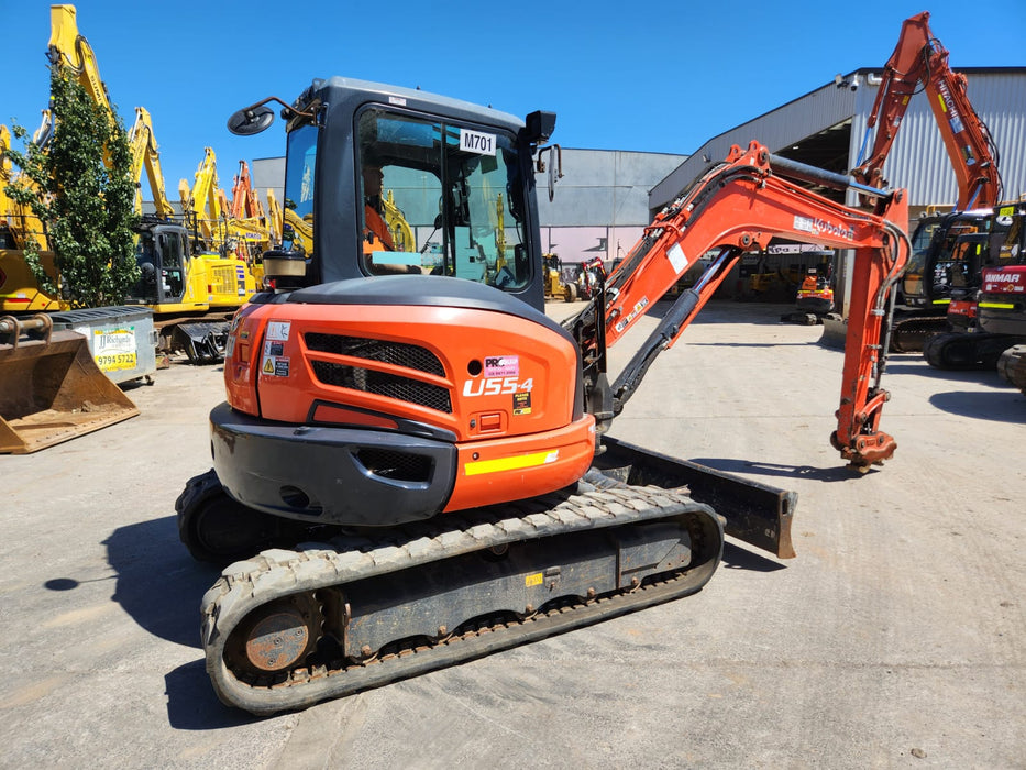 2021 KUBOTA U55-4 (M701) WITH FULL CAB, HITCH, BUCKETS,RAIL SPEC AND 1355 HRS