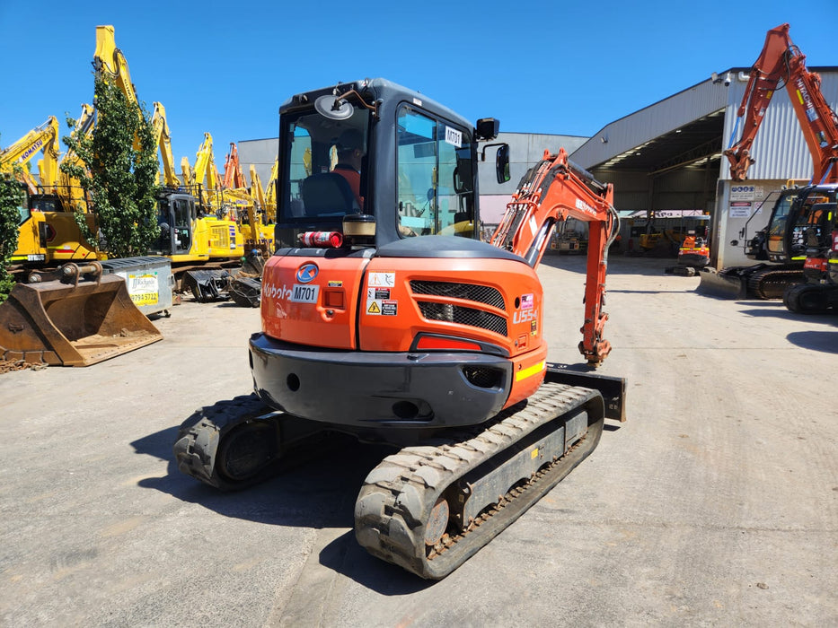 2021 KUBOTA U55-4 (M701) WITH FULL CAB, HITCH, BUCKETS,RAIL SPEC AND 1355 HRS