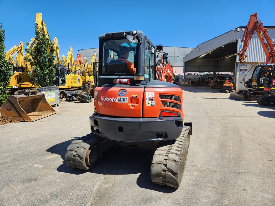 2021 KUBOTA U55-4 (M701) WITH FULL CAB, HITCH, BUCKETS,RAIL SPEC AND 1355 HRS