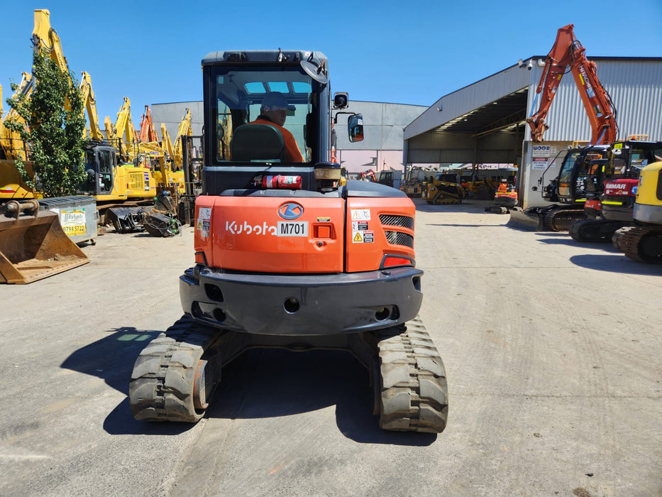 2021 KUBOTA U55-4 (M701) WITH FULL CAB, HITCH, BUCKETS,RAIL SPEC AND 1355 HRS