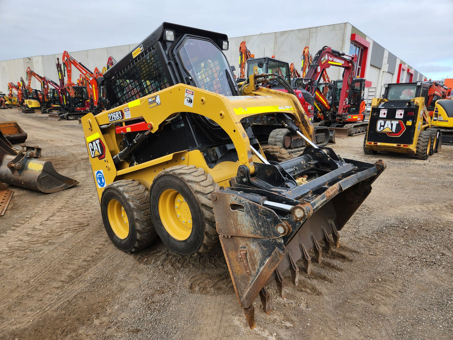 2023 CAT 226B3 SKID STEER (S156) WITH 4 IN 1 BUCKET, FULL CIVIL SPEC AND 320 HRS