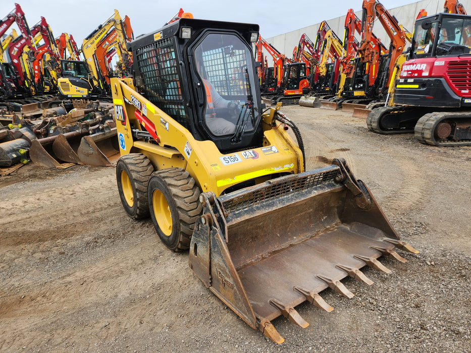 2023 CAT 226B3 SKID STEER (S156) WITH 4 IN 1 BUCKET, FULL CIVIL SPEC AND 320 HRS