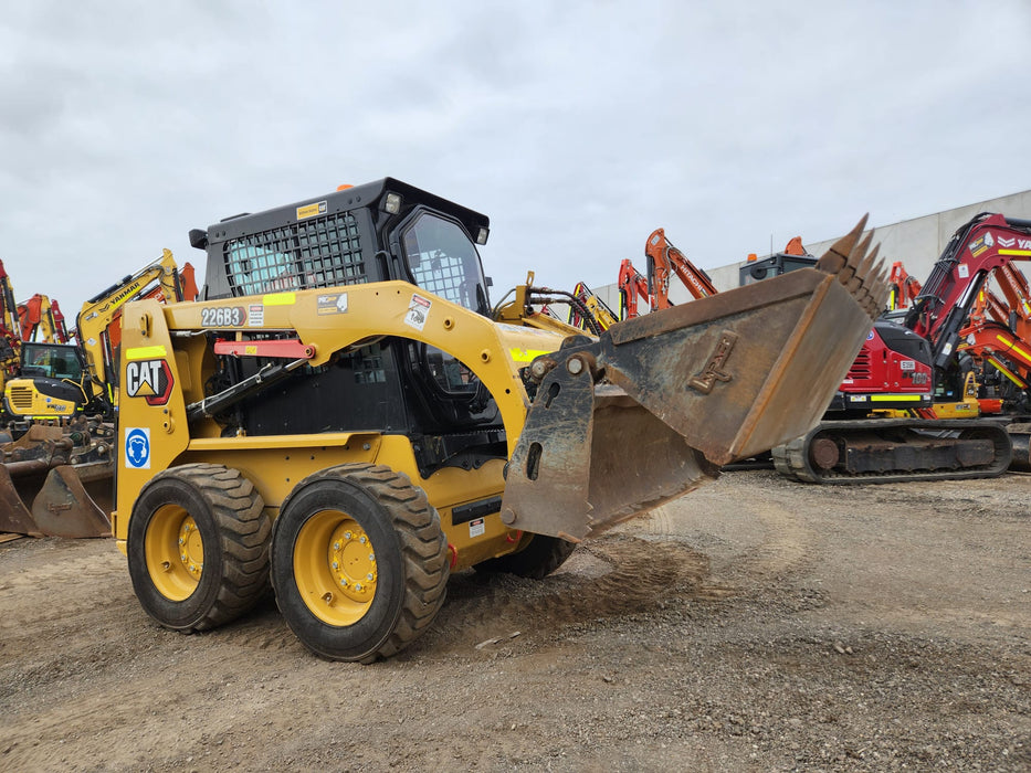 2023 CAT 226B3 SKID STEER (S156) WITH 4 IN 1 BUCKET, FULL CIVIL SPEC AND 320 HRS