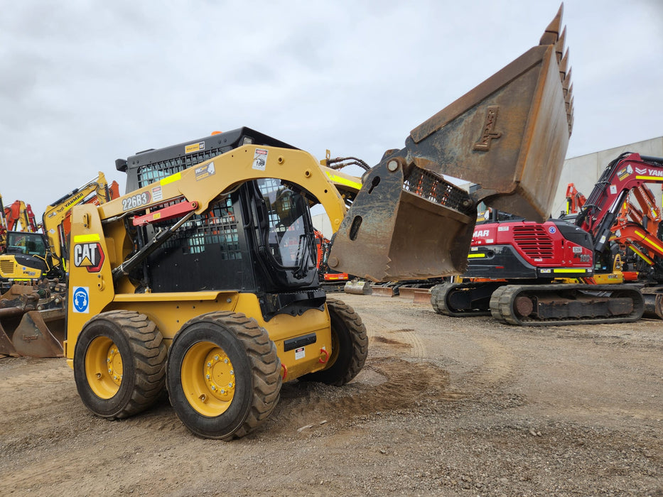 2023 CAT 226B3 SKID STEER (S156) WITH 4 IN 1 BUCKET, FULL CIVIL SPEC AND 320 HRS