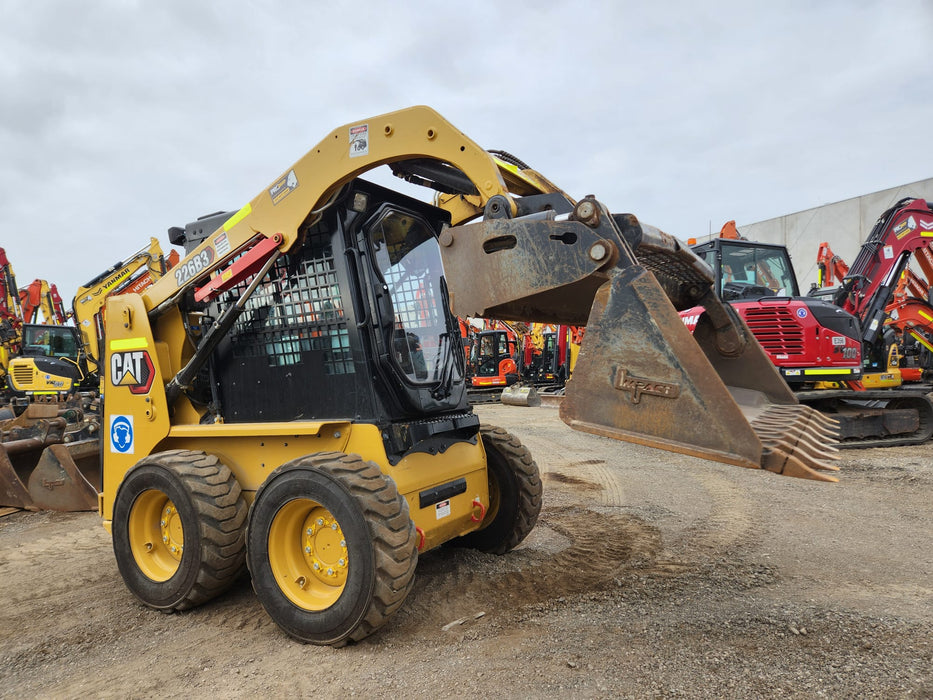 2023 CAT 226B3 SKID STEER (S156) WITH 4 IN 1 BUCKET, FULL CIVIL SPEC AND 320 HRS