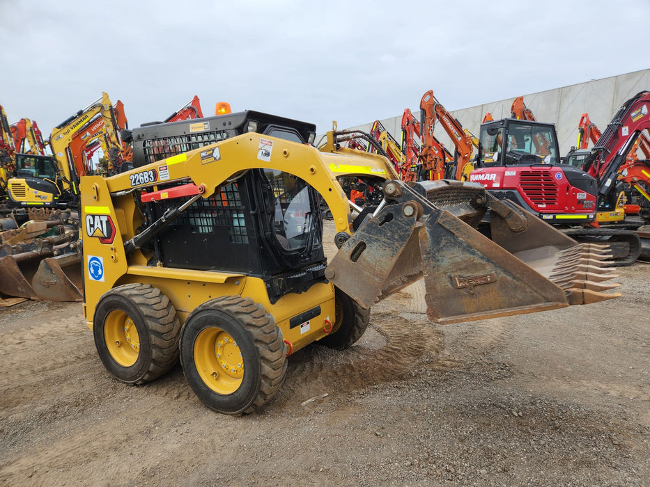 2023 CAT 226B3 SKID STEER (S156) WITH 4 IN 1 BUCKET, FULL CIVIL SPEC AND 320 HRS