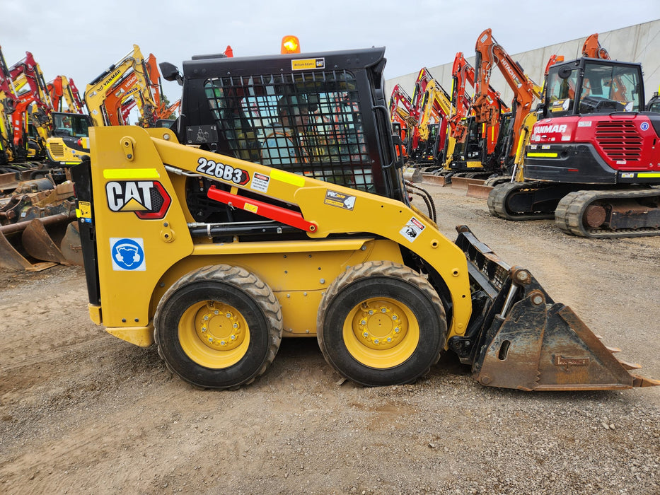 2023 CAT 226B3 SKID STEER (S156) WITH 4 IN 1 BUCKET, FULL CIVIL SPEC AND 320 HRS