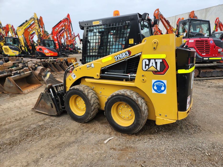 2023 CAT 226B3 SKID STEER (S156) WITH 4 IN 1 BUCKET, FULL CIVIL SPEC AND 320 HRS